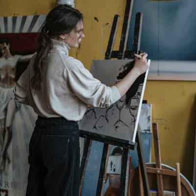 pexels-photo-6607758-6607758 Woman painting on canvas in an art studio, artists sharing art tips and tutorials in a creative learning space for all skill levels Art tips and tutorials for all levels